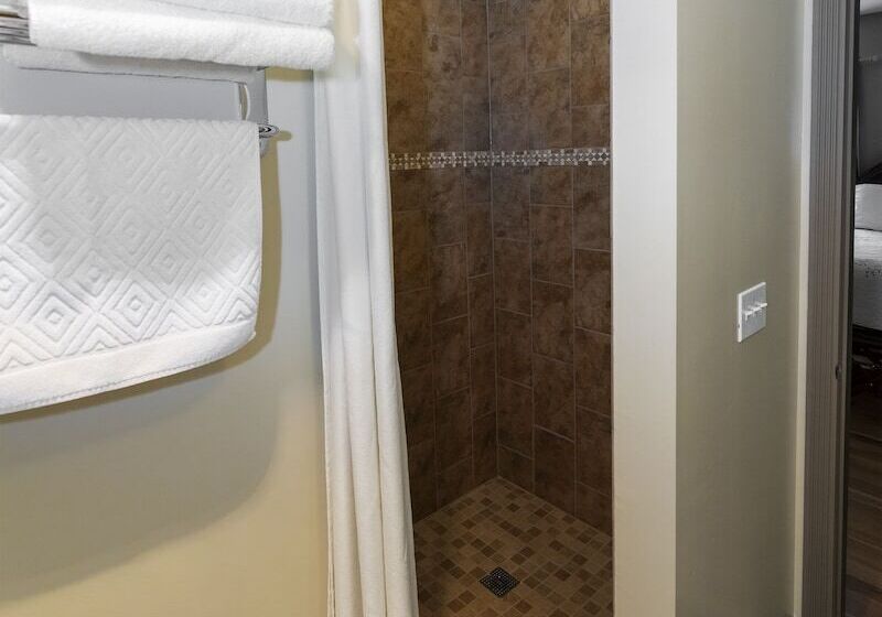 بنسيون The Stone House Inn