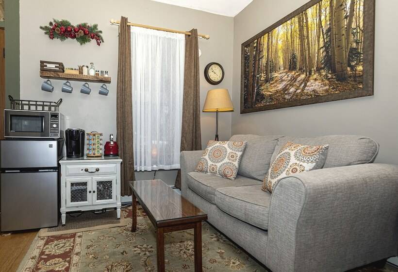 بنسيون The Stone House Inn