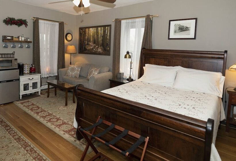 بنسيون The Stone House Inn