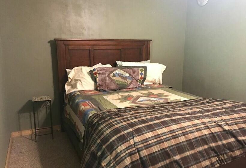 Comfortable Mountain Home Near Everything Yet Private