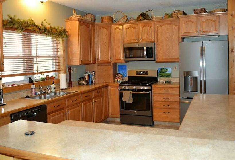 Comfortable Mountain Home Near Everything Yet Private