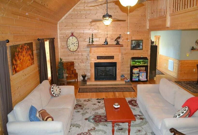 Comfortable Mountain Home Near Everything Yet Private