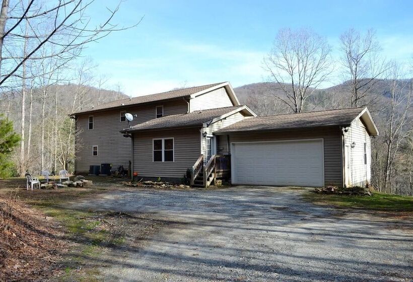 Comfortable Mountain Home Near Everything Yet Private