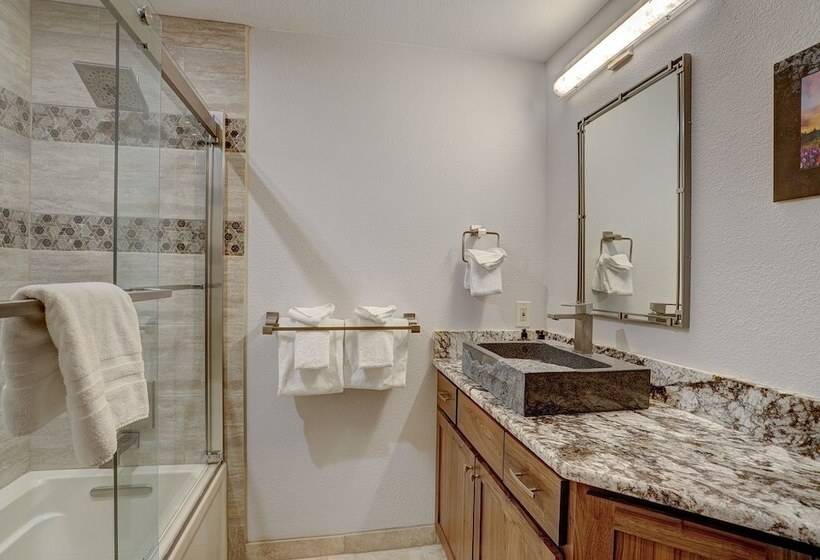هتل 4br Renovated   Sleeps 12  Downtown Breck By Redawning