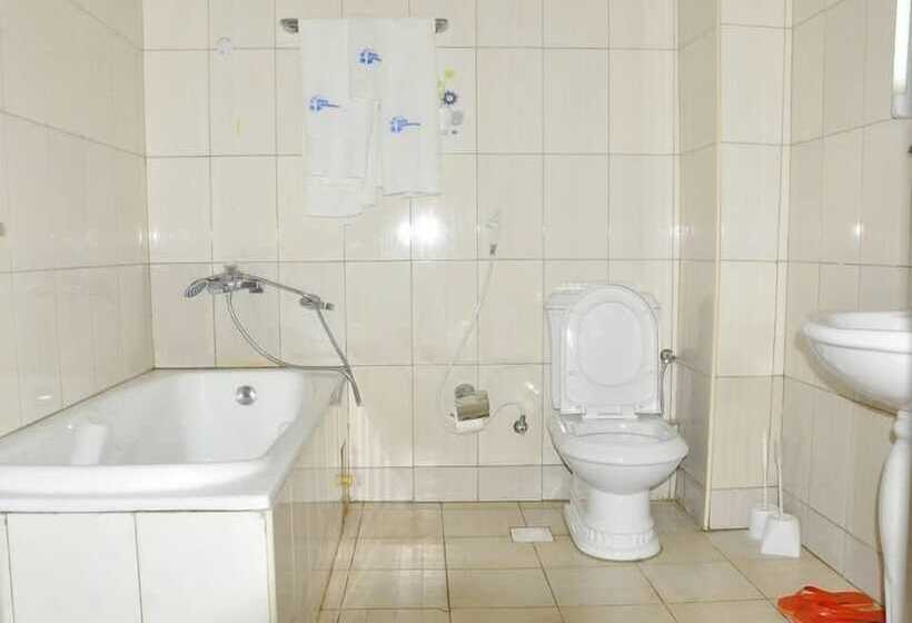 هتل Continental Iganga