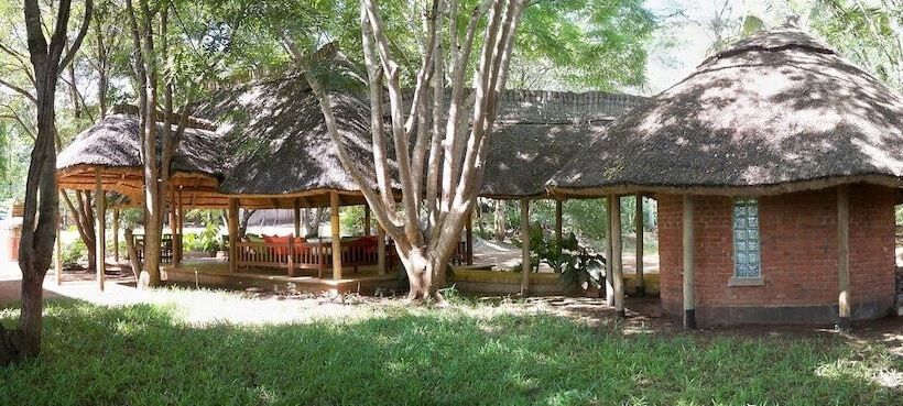 فندق Simbamwenni Lodge And Camping