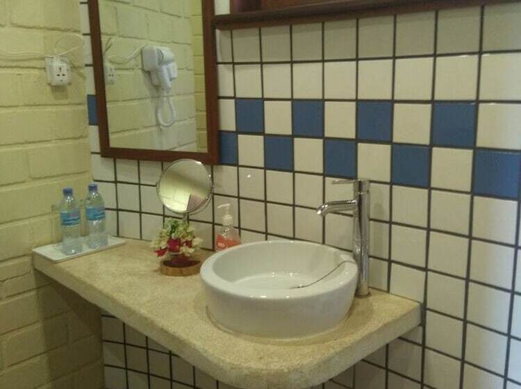 فندق Simbamwenni Lodge And Camping