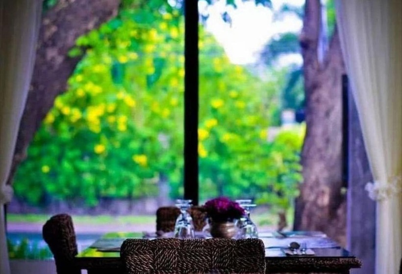 Farmhouse Hotel & Cafe