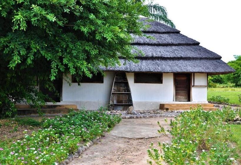 فندق Lake Shore Lodge & Campsite