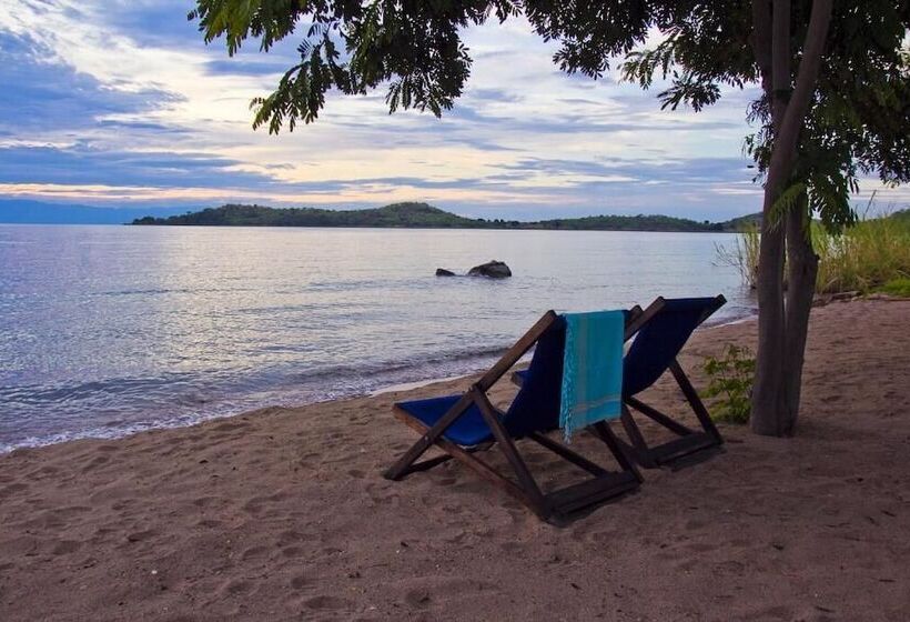 فندق Lake Shore Lodge & Campsite