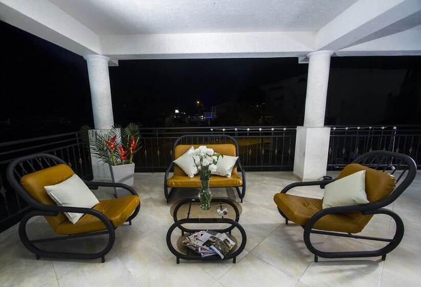 בית מלון כפרי Montserrat Plaza