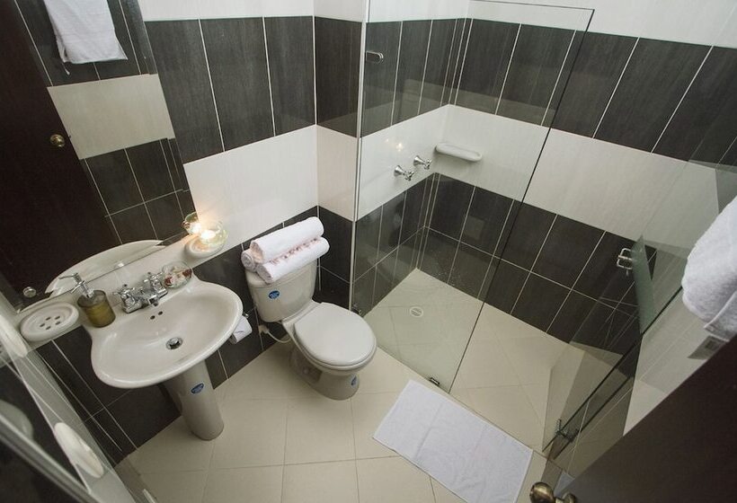 בית מלון כפרי Montserrat Plaza