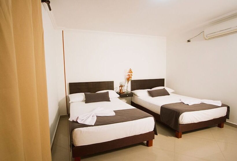 בית מלון כפרי Montserrat Plaza