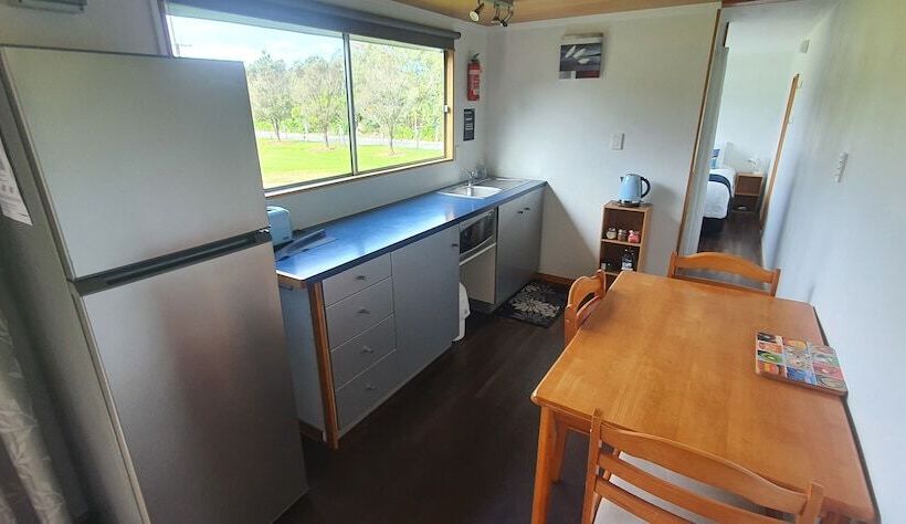 אתר נופש Golden Bay Holiday Park