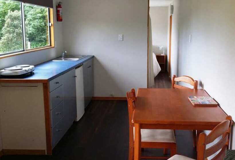 אתר נופש Golden Bay Holiday Park