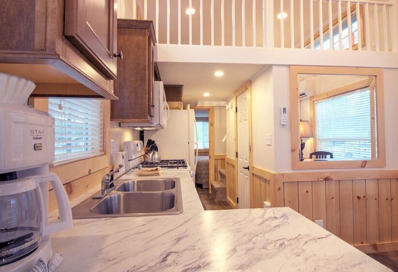 渡假胜地  Grey S Point Camp