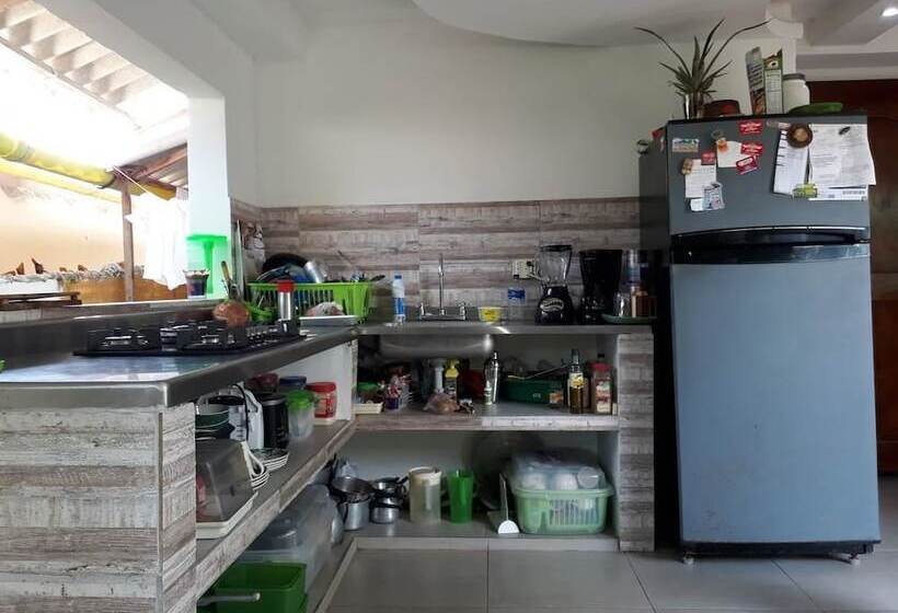 ユースホステル Hostal Backpackers Villa Karejo