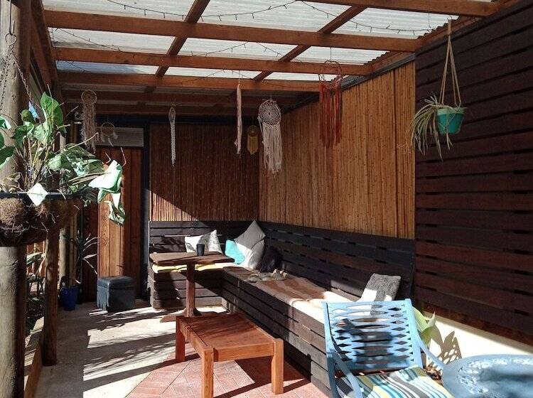 Общежитие Ozzie Pozzie Backpackers Yha