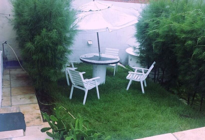 هتل Canoa Guest House