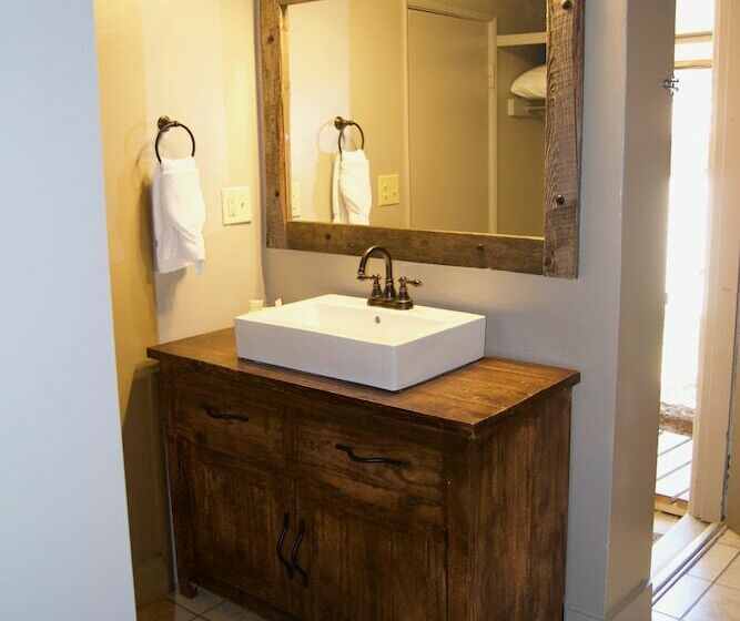 فندق Pendaries Village Lodge