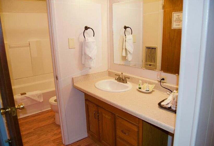 فندق Pendaries Village Lodge