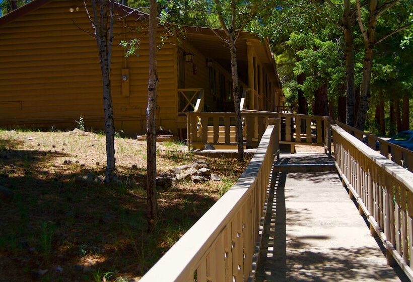 فندق Pendaries Village Lodge