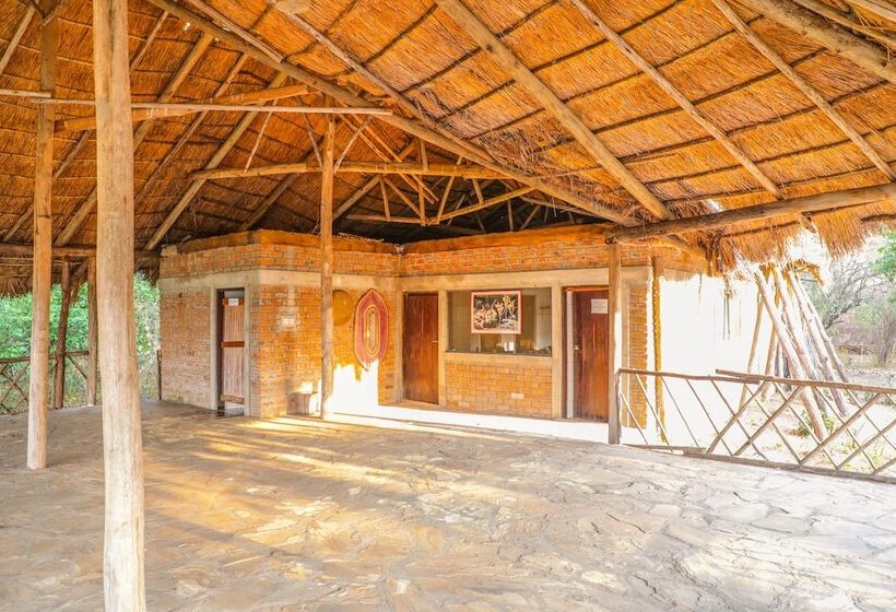 בית מלון כפרי Selous Butembo Tented Lodge Lotus