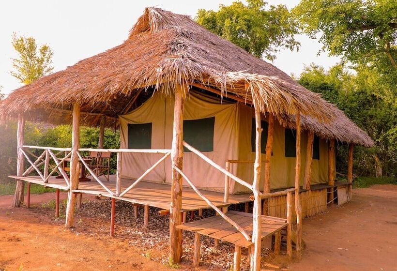 בית מלון כפרי Selous Butembo Tented Lodge Lotus