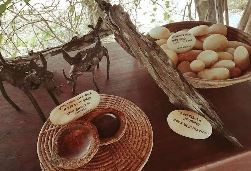 فندق Wami River Bush Retreat   Kisampa