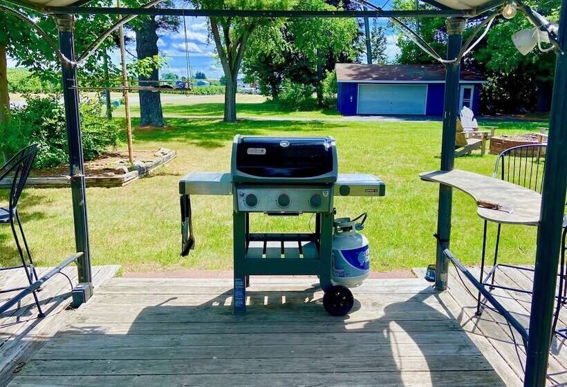 מוטל Elk Rapids Lakeshore Inn