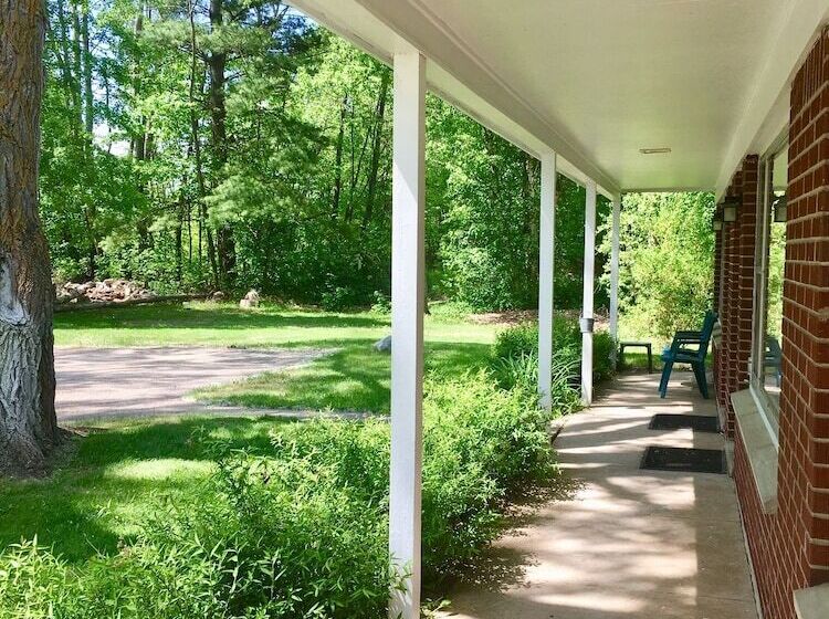 מוטל Elk Rapids Lakeshore Inn