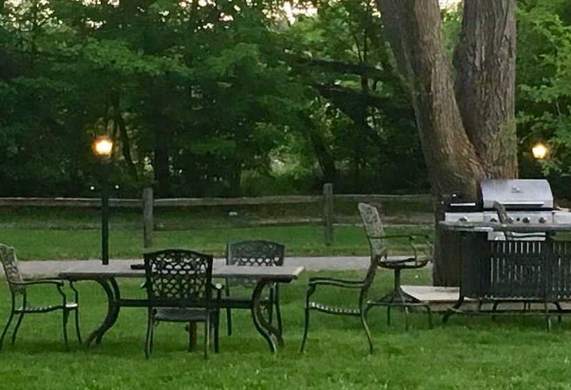 מוטל Elk Rapids Lakeshore Inn