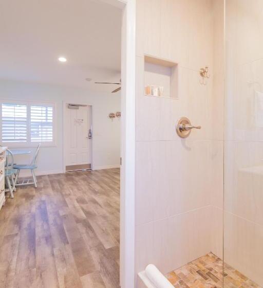 فندق على الطريق Lost Inn Paradise