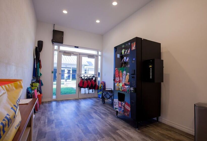 فندق على الطريق Lost Inn Paradise