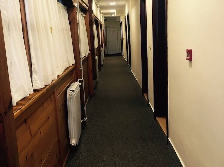 پانسیون Guesthouse Tara