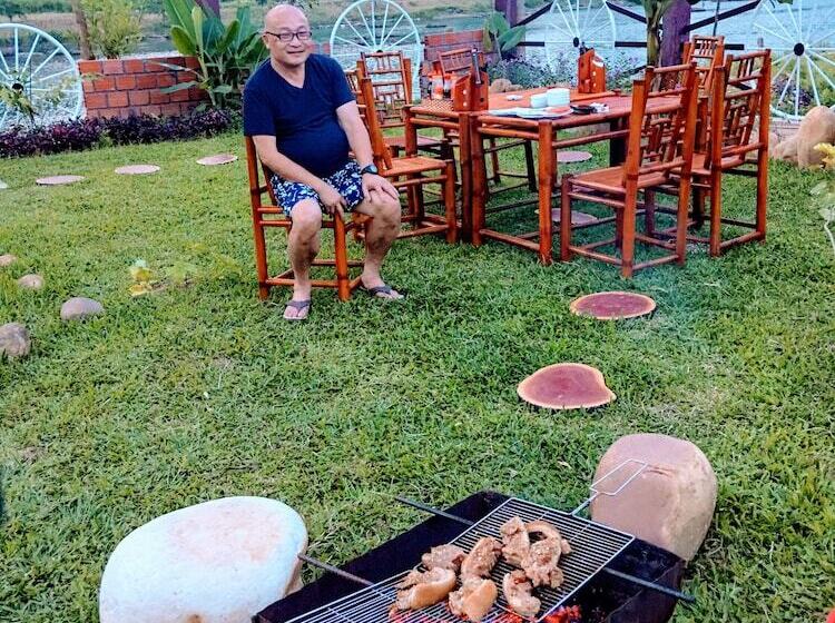 پانسیون Son River House