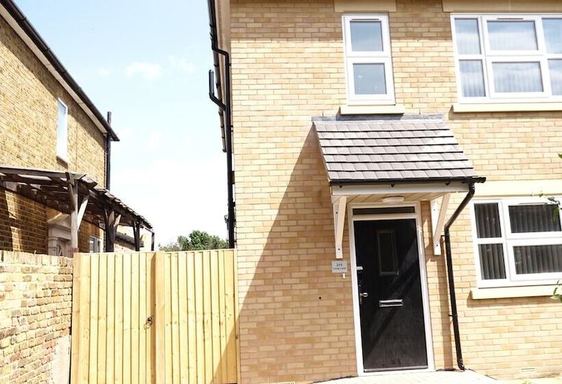 住所 Heathrow Ensuite Rooms