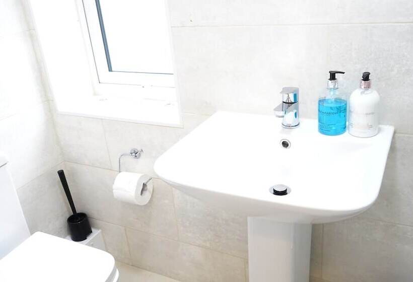 住所 Heathrow Ensuite Rooms