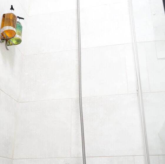 住所 Heathrow Ensuite Rooms