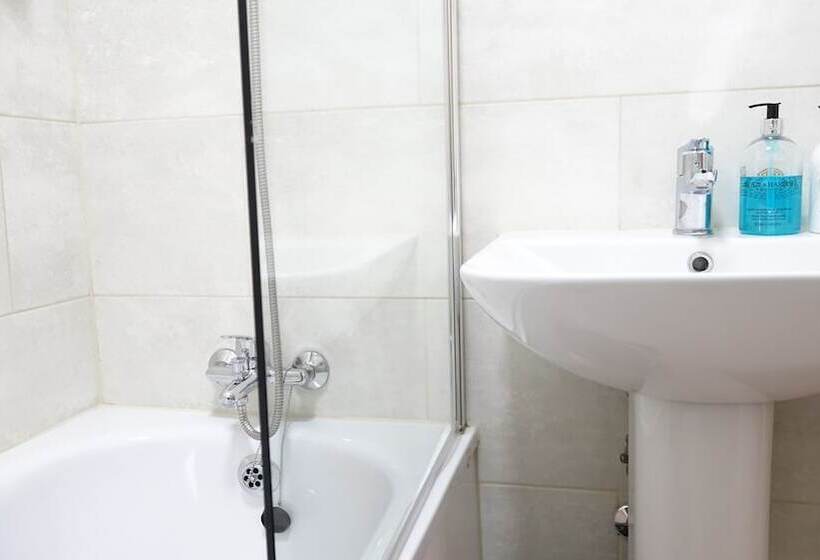 住所 Heathrow Ensuite Rooms