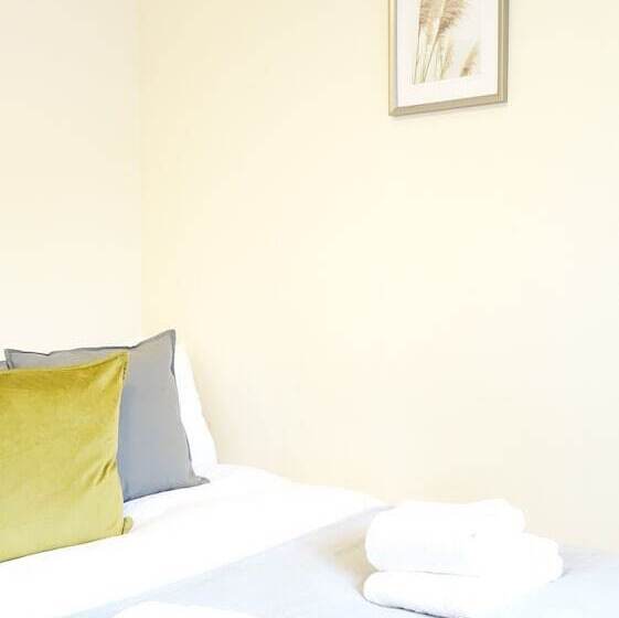 住所 Heathrow Ensuite Rooms