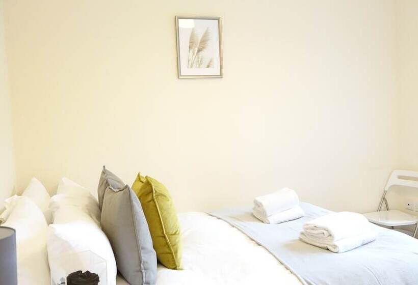 住所 Heathrow Ensuite Rooms