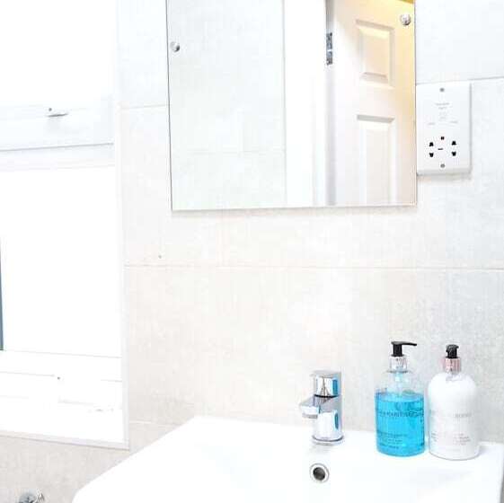 住所 Heathrow Ensuite Rooms