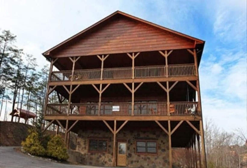 Spacious Party Hut Near Attractions By Redawning