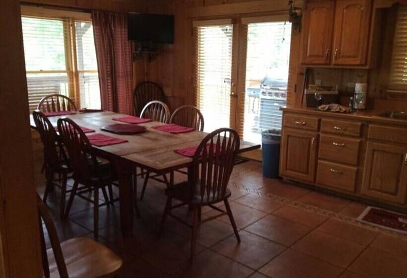 Spacious Party Hut Near Attractions By Redawning