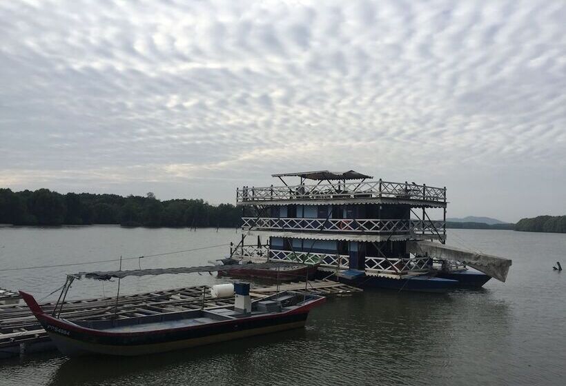 Bakau Hijau Riverlodge   Hostel