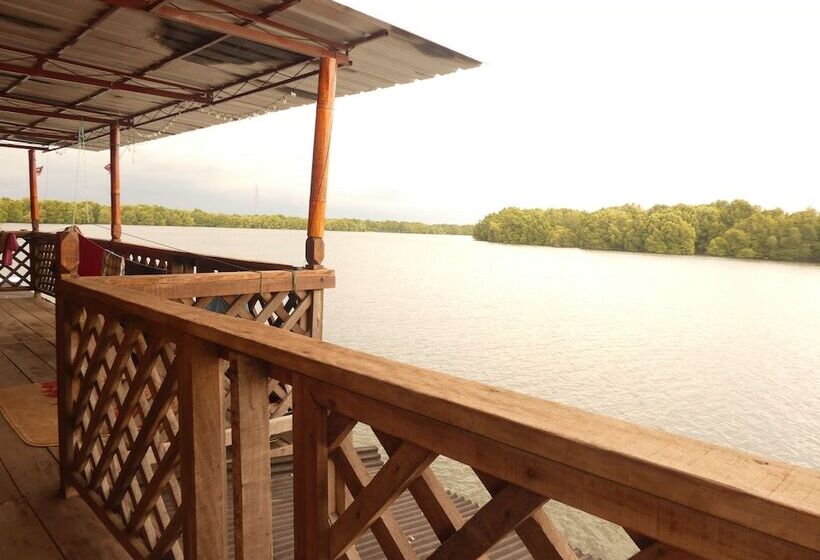 Bakau Hijau Riverlodge   Hostel