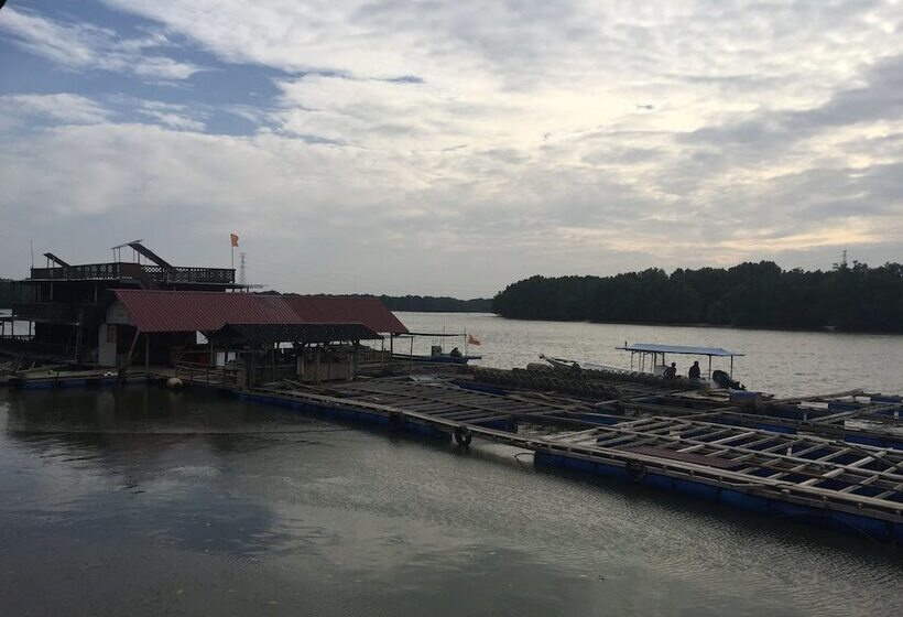 Bakau Hijau Riverlodge   Hostel