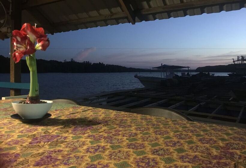 Bakau Hijau Riverlodge   Hostel