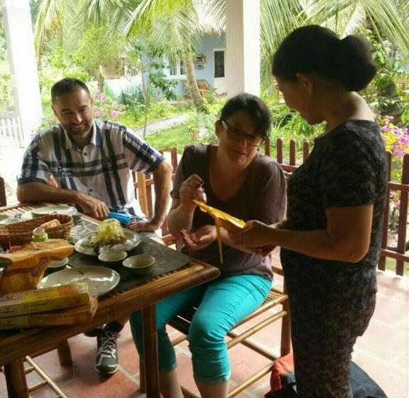 تختخواب و صبحانه Homestay Bentre Coco Lodge